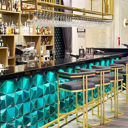 Ramada By Wyndham Istanbul Merter エクステリア 写真 The bar at the 2019 edition of the World Economic Forum