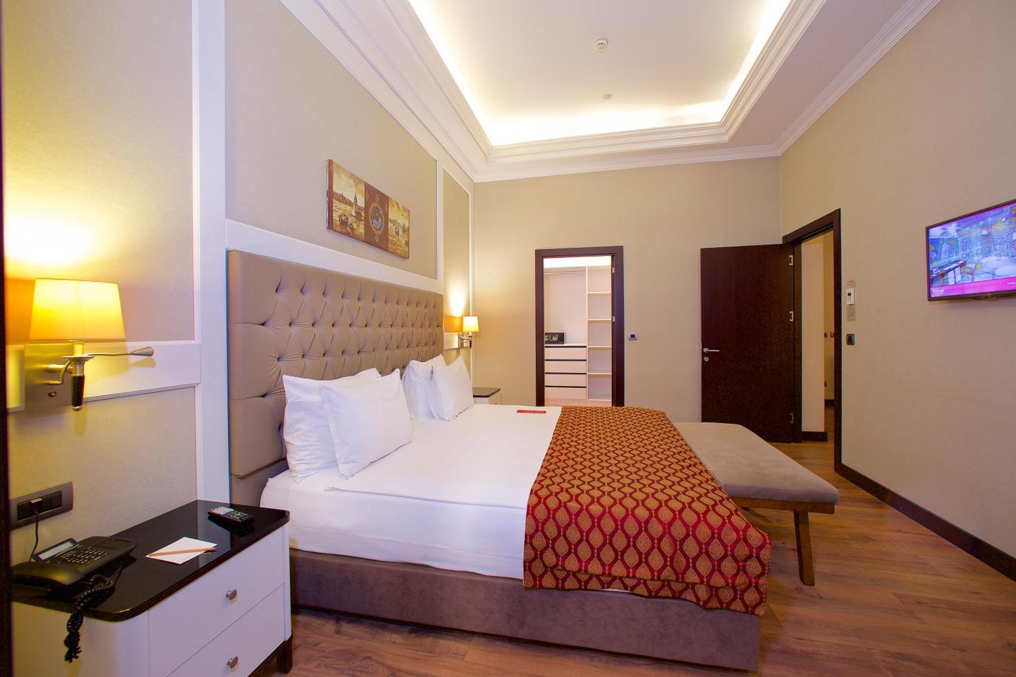 Ramada By Wyndham Istanbul Merter エクステリア 写真 A room at the hotel
