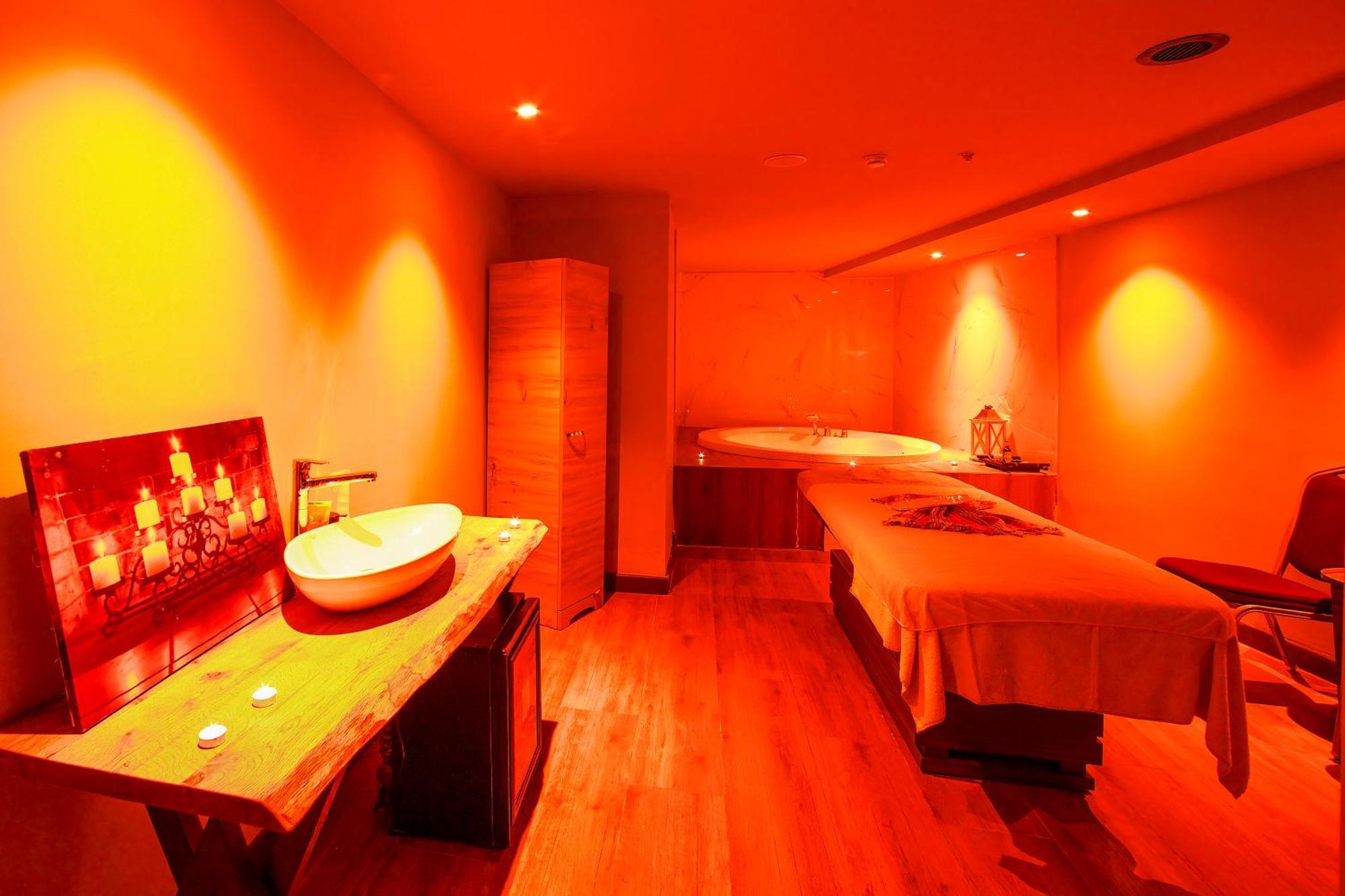 Ramada By Wyndham Istanbul Merter エクステリア 写真 A spa in India