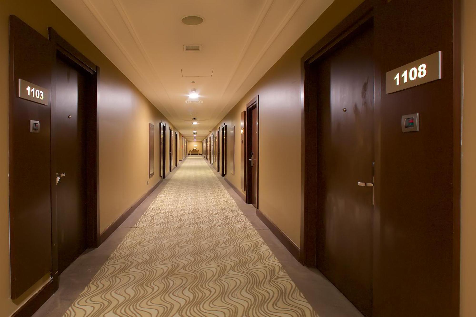 Ramada By Wyndham Istanbul Merter エクステリア 写真 A typical hotel corridor