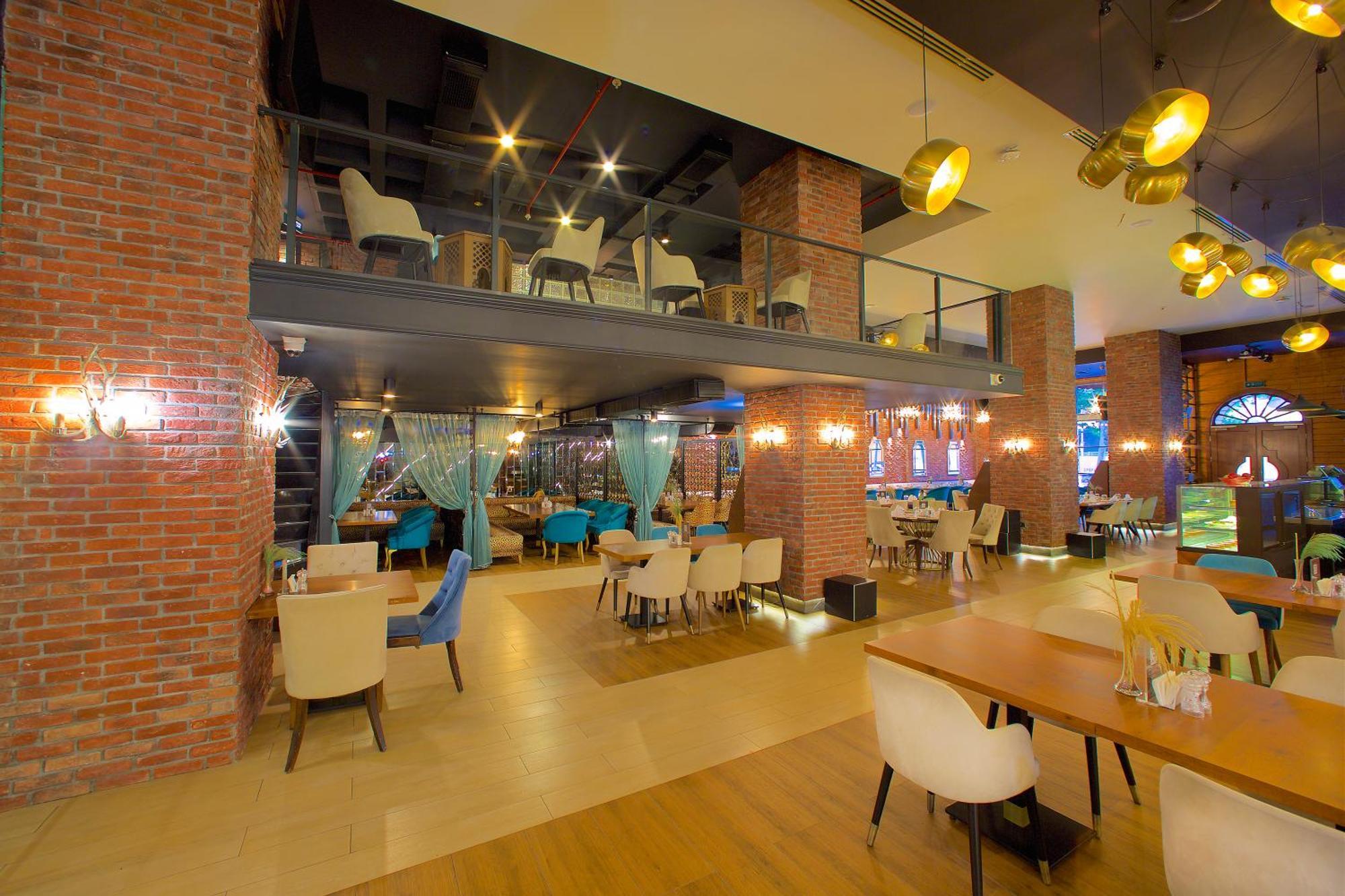 Ramada By Wyndham Istanbul Merter エクステリア 写真 The interior of a typical restaurant in the mall