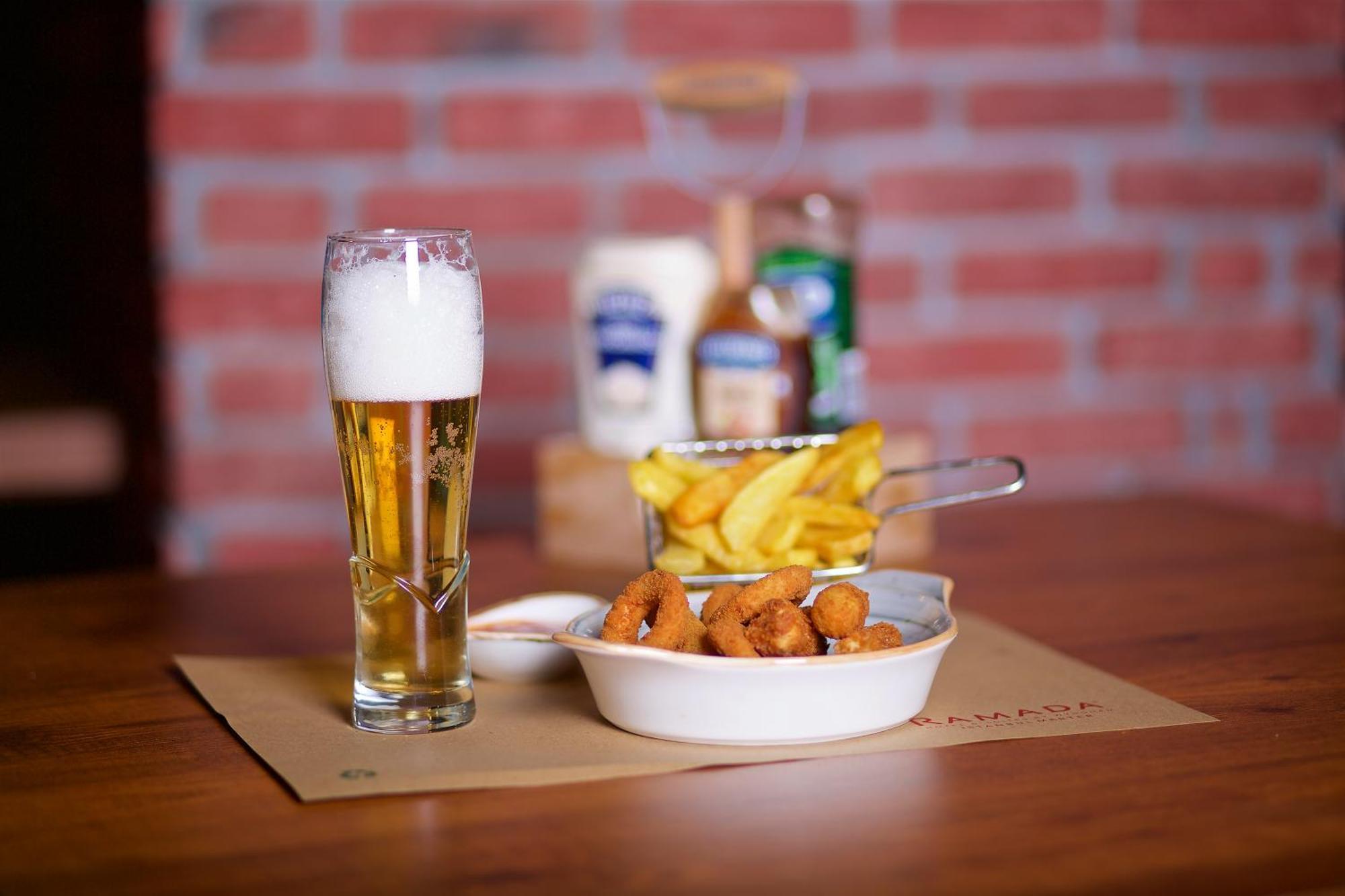 Ramada By Wyndham Istanbul Merter エクステリア 写真 A glass of beer with patatas fritas and croquetas