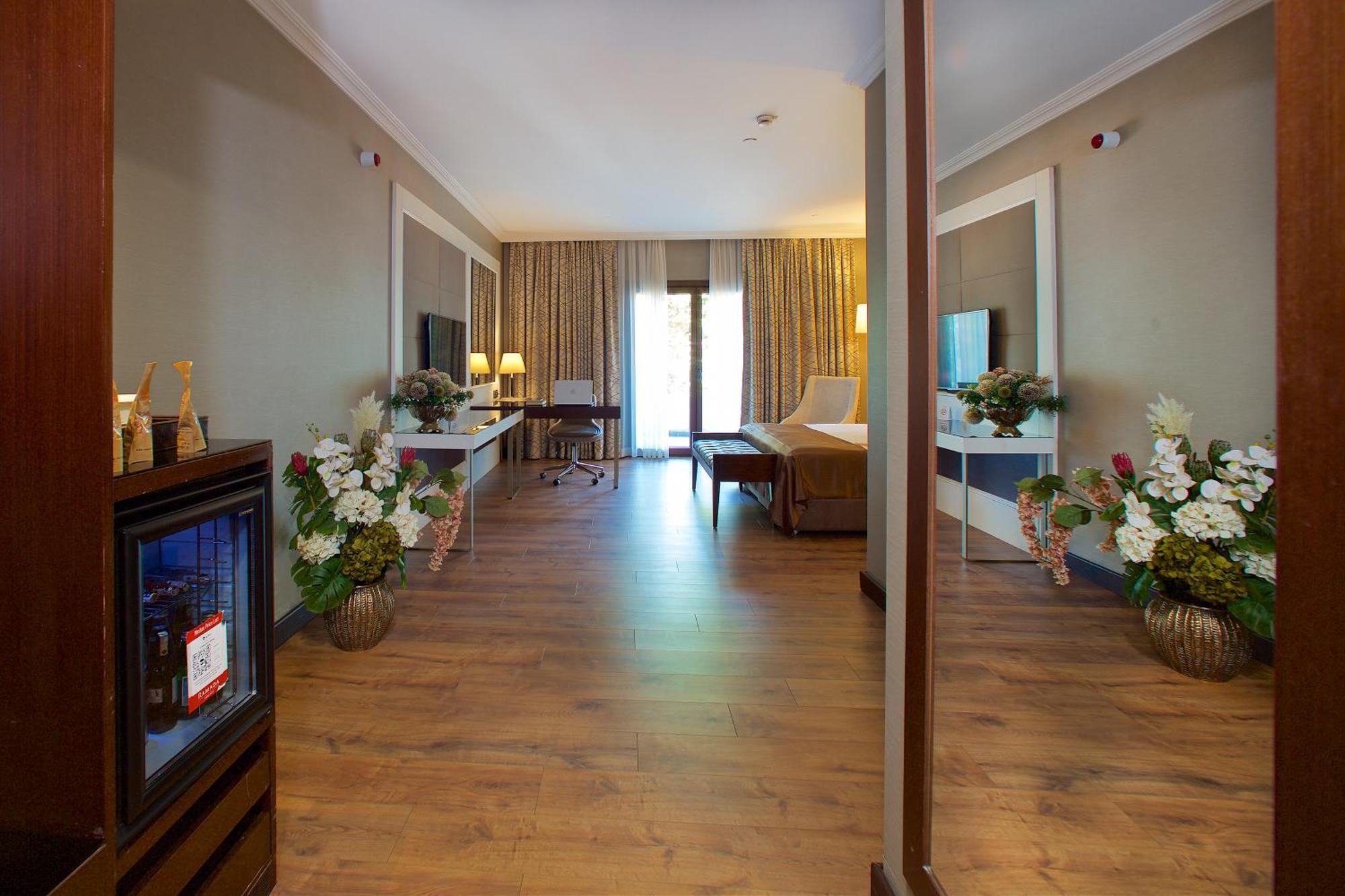 Ramada By Wyndham Istanbul Merter エクステリア 写真 A room at the hotel