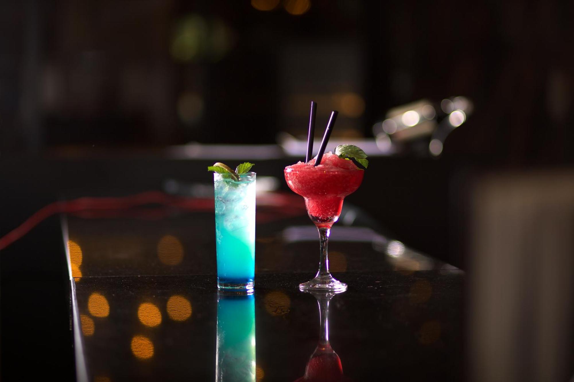 Ramada By Wyndham Istanbul Merter エクステリア 写真 A Blue Hawaii (left) and a strawberry margarita (right)