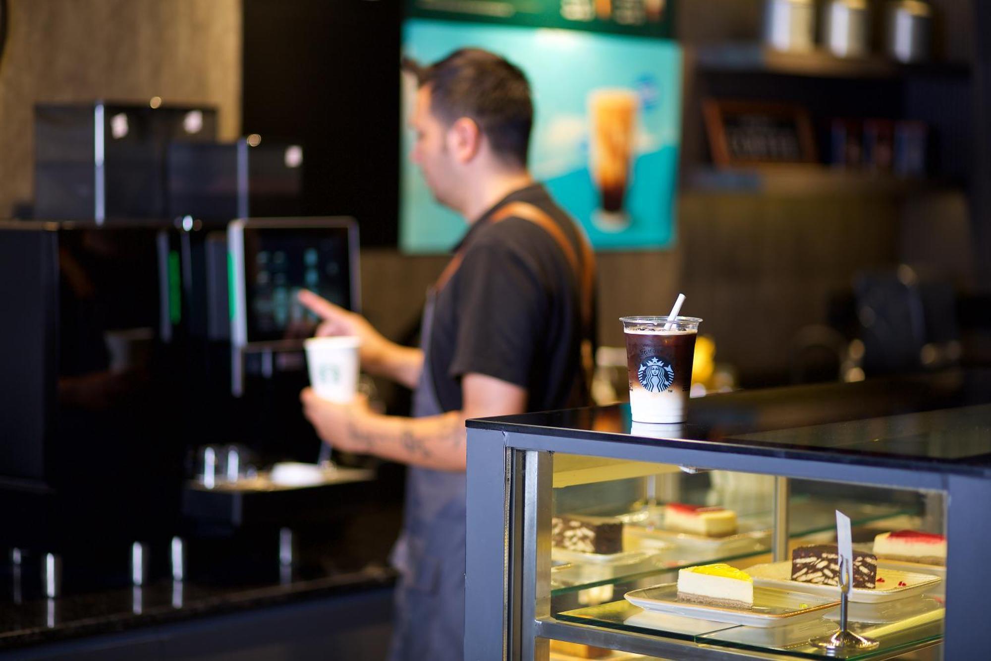 Ramada By Wyndham Istanbul Merter エクステリア 写真 A barista at work