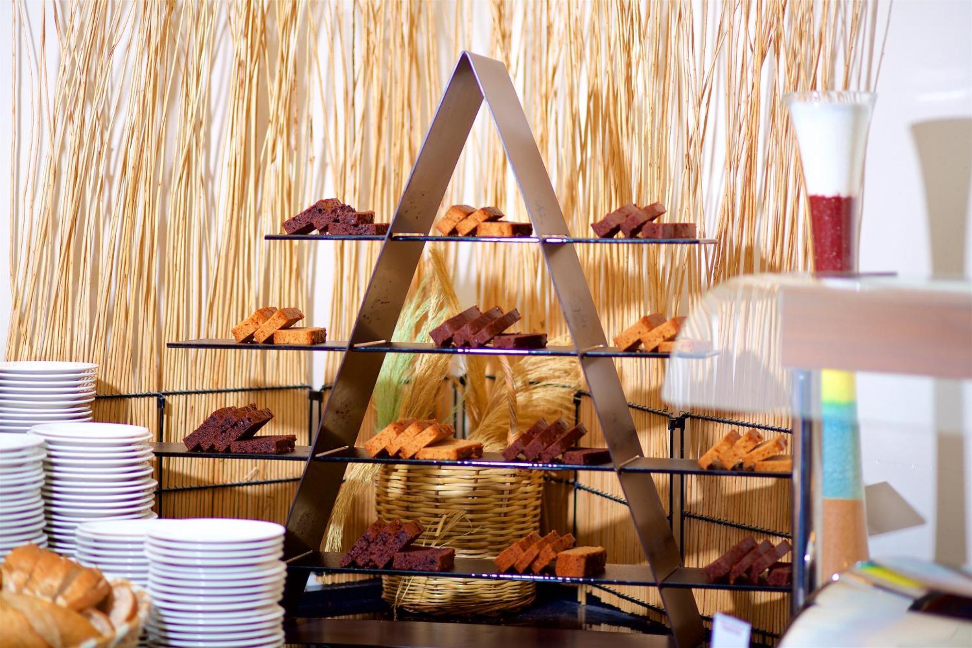 Ramada By Wyndham Istanbul Merter エクステリア 写真 A tiered display of desserts