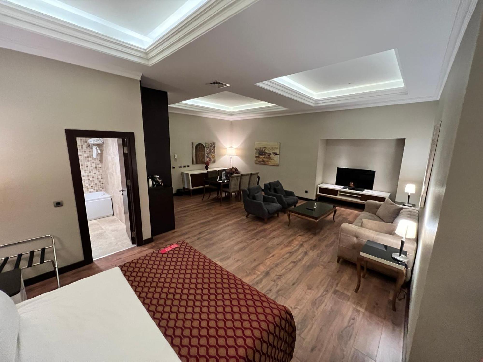 Ramada By Wyndham Istanbul Merter エクステリア 写真 Suite at the hotel