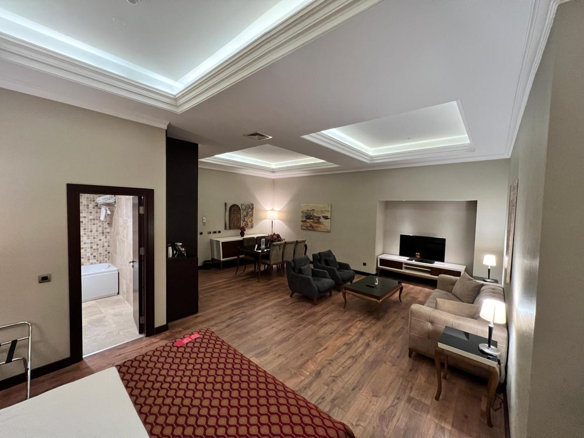 Ramada By Wyndham Istanbul Merter エクステリア 写真 Suite at the hotel