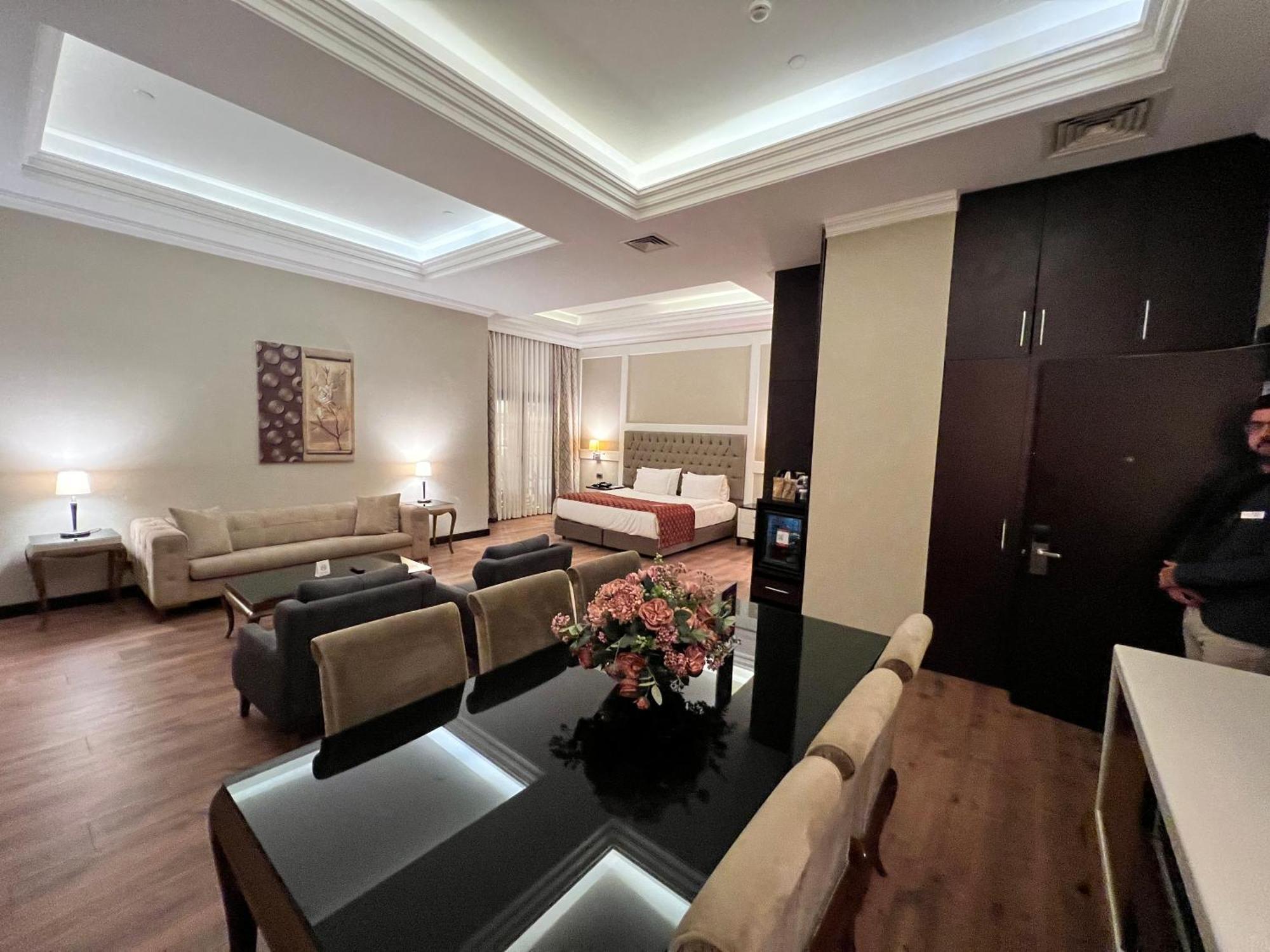 Ramada By Wyndham Istanbul Merter エクステリア 写真 Suite at the hotel