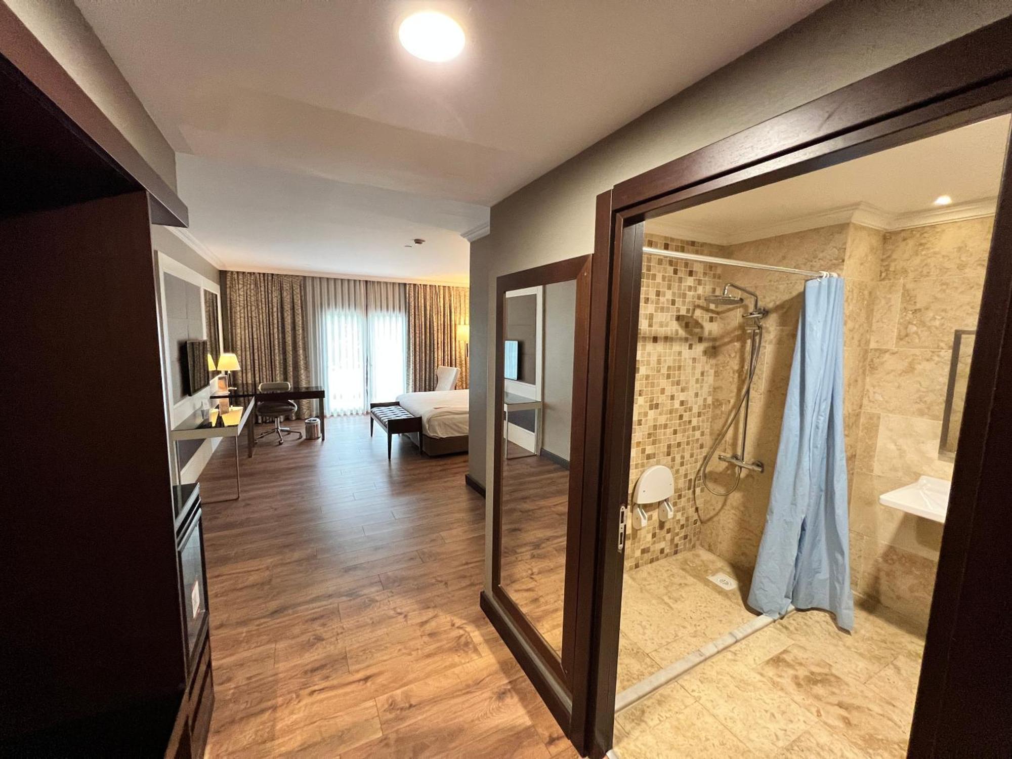 Ramada By Wyndham Istanbul Merter エクステリア 写真 A typical room at the hotel